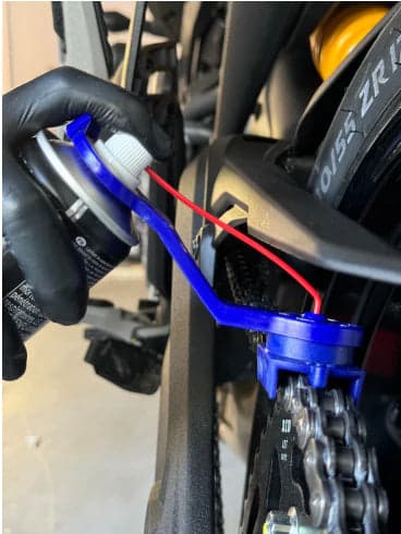Motul Off-Road Chain Clean & Lube Kit with Oinker Precision Applicator for All E-Moto Platforms Thumbnail 8
